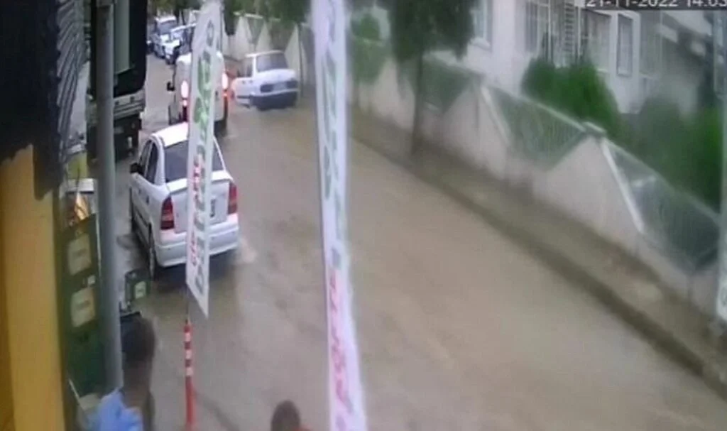 Bornova'da sel suları bir otomobili böyle sürükledi
