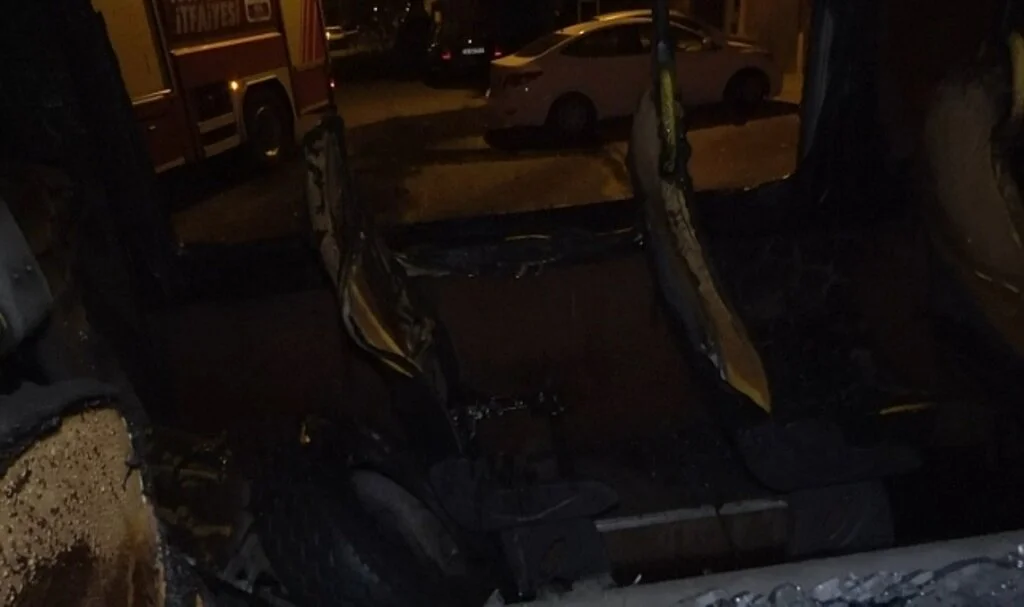 Boya yaparken servis aracı alev topuna döndü, yangın minibüse ve binaya sıçradı