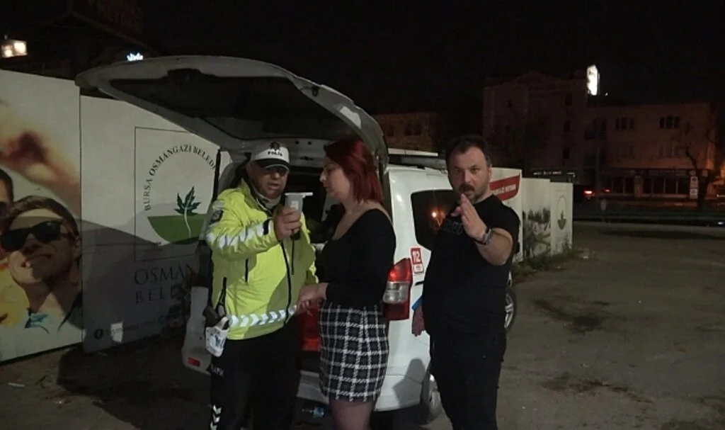 Böyle geri manevra görülmedi...Polislerden arka arkaya özür diledi