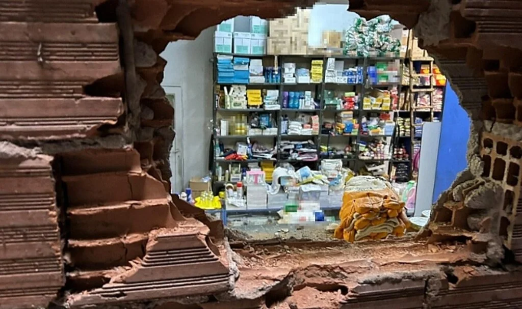 Böyle hırsızlık görülmedi duvarı delip hırsızlık yaptılar, delil bırakmamak için güvenlik kamerasını da çaldılar