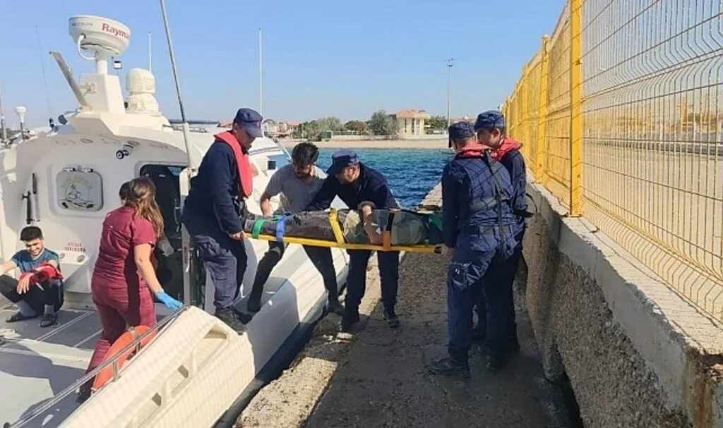 Bozcaada'da balıkçı teknesinde yaralanan 2 vatandaş tahliye edildi