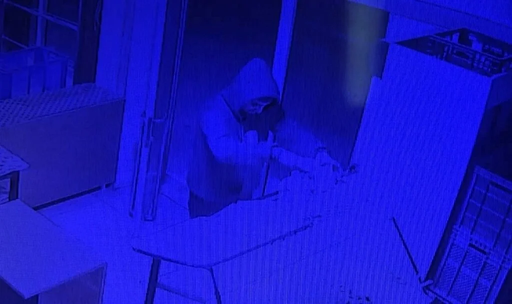 Bursa'da hırsız sadaka kutusunu böyle çaldı