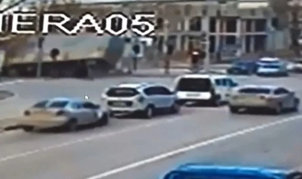 Bursa'da kamyonun devrilme anı kameralarda