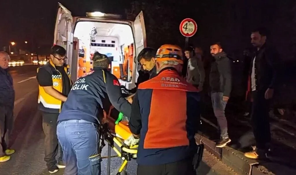 Bursa’da kontrolden çıkan hafif ticari araç 5 metre yükseklikteki köprüden uçtu : 1’i ağır 2 kişi yaralandı