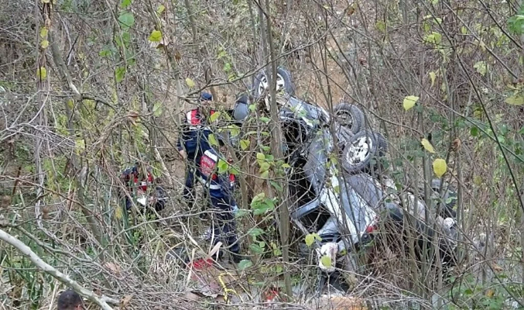 Bursa'da kontrolden çıkan otomobil 15 metre yükseklikten dereye uçtu : 1 ölü 1 yaralı
