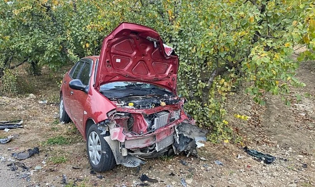 Bursa’da otomobiller kafa kafaya çarpıştı, ortalık savaş alanına döndü