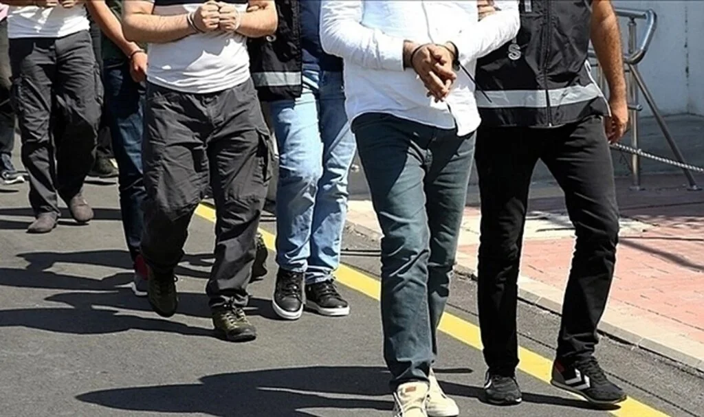 Bursa'da Sanatçı Eşref Kolçak'ın Aracını Çalmak İsteyen 3 Kişi Yakalandı