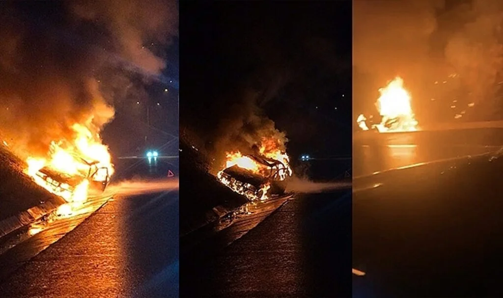Bursa'da seyir halindeki otomobil alev alev yandı