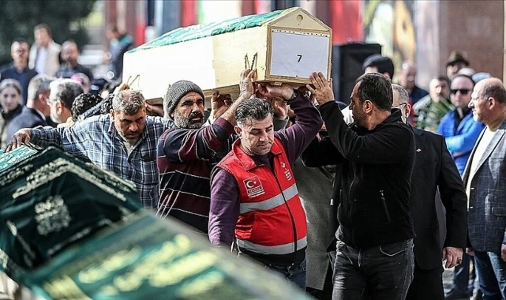 Bursa'daki yangında ölen anne ile 8 çocuğun cenazeleri defnedildi