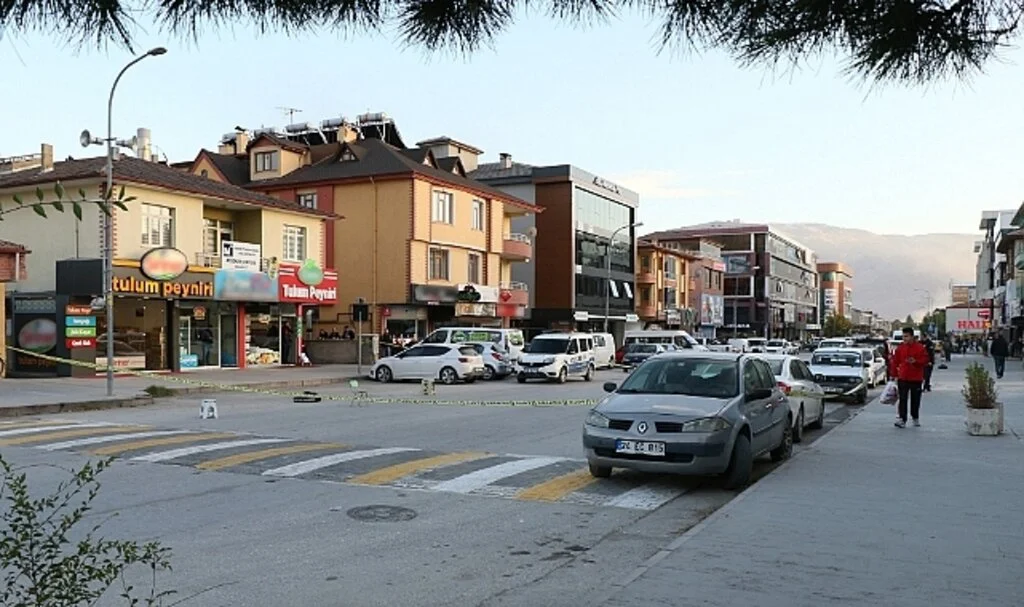 Cadde üzerinde unutulan şüpheli çantalar korkuya neden oldu