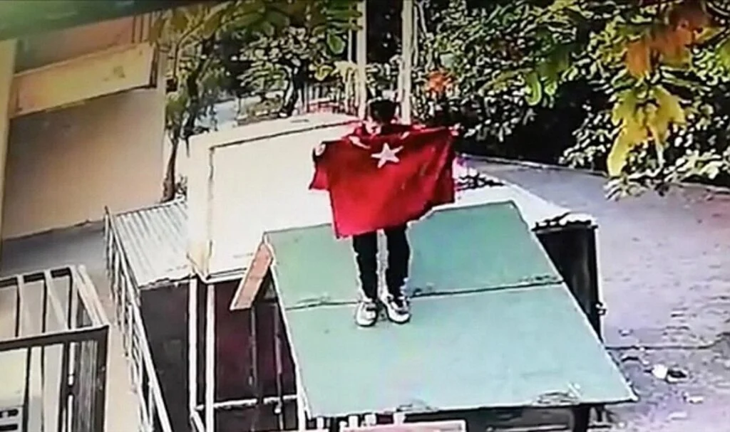 Çalındı Sanılan Türk Bayrağını Milli Takıma Gönül Veren Çocukların Aldığı Belirlendi