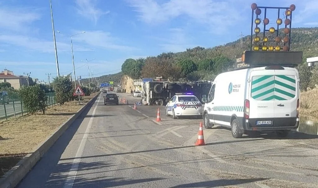 Çanakkale'de tır kamyona çarptı: 2 yaralı