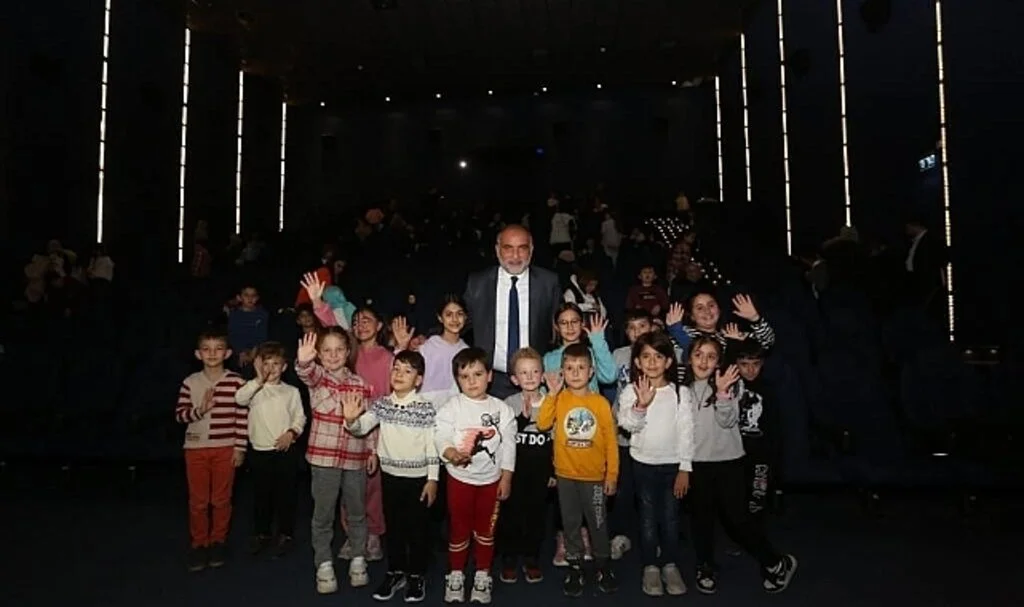 Canik Belediye Başkanı ve Çocuklar ‘Aslan Hürkuş Görevimiz Gökbey’i İzledi