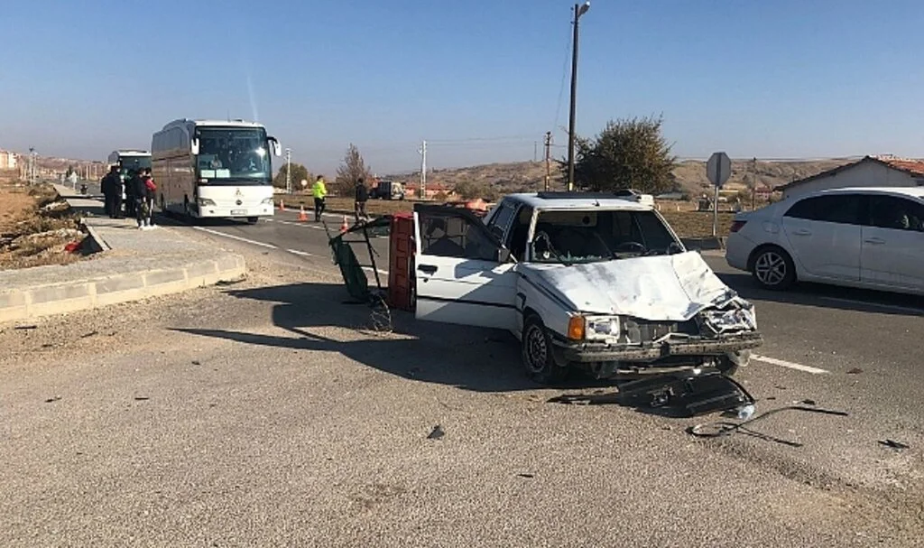 Çankırı’da otomobil ile elektrikli triportör çarpıştı: 3 yaralı