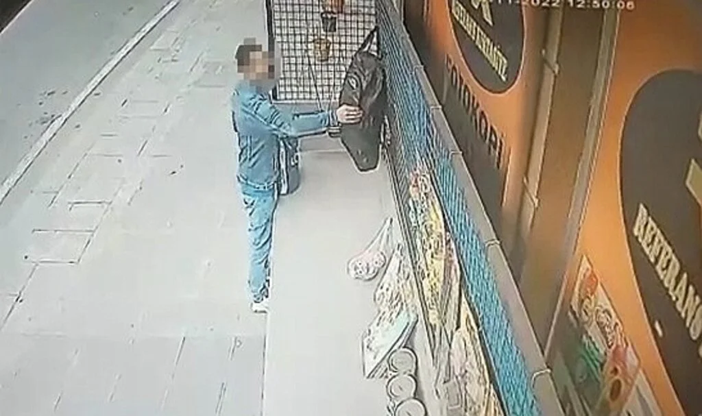 Çantaları önce inceledi daha sonra kendisininmiş gibi çalıp götürdü: O anlar kamerada