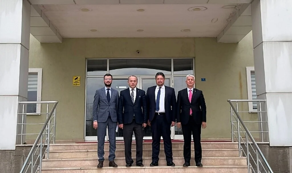 Çarşamba Ticaret Borsası'ndan 1287 Öğrenciye Kışlık Mont ve Bot Yardımı