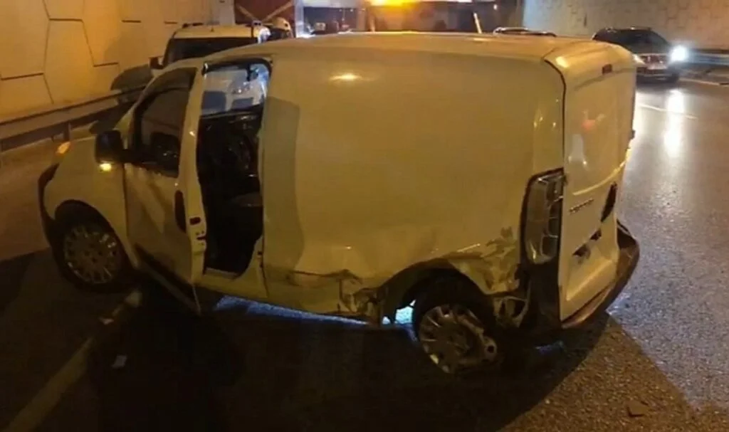 Çekmeköy'de alkollü sürücü ticari araca çarpıp kaçtı: 1 yaralı