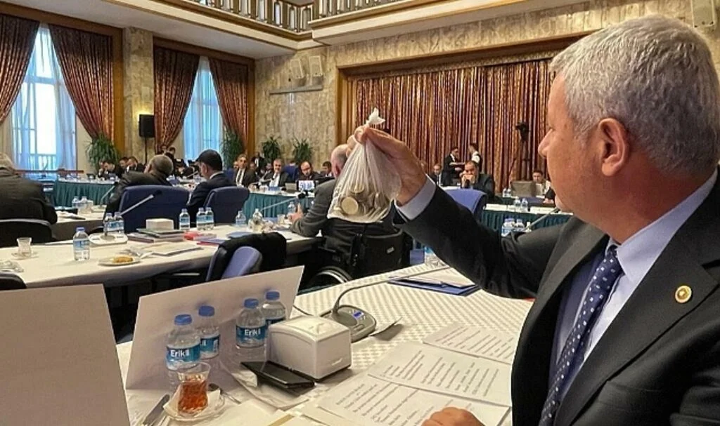 CHP Adana Milletvekili Orhan Sümer'den Bakan Nebati'ye :"Ekonomi hurdaya çıkmış siz hala ışıltı peşindesiniz"