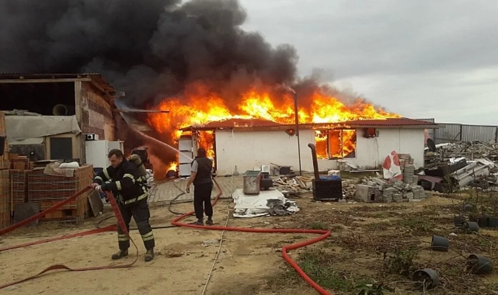 Çiftlik evi alev alev yandı