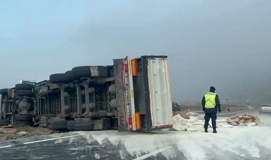 Çimento yüklü TIR devrildi: 1 yaralı