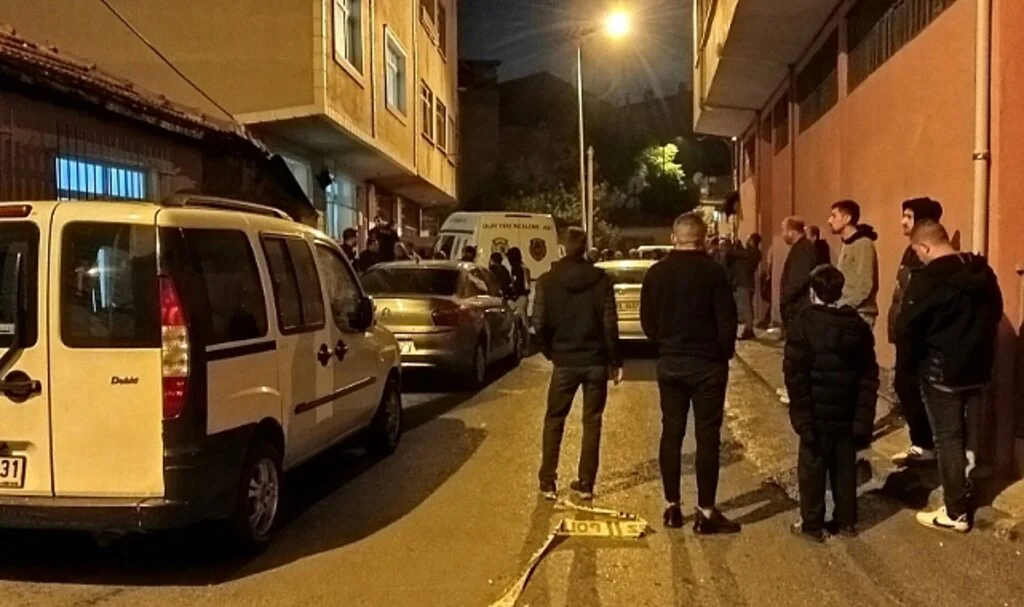 Cinnet geçiren uyuşturucu bağımlısı kişi, astsubay kuzenini bıçakladı, kuzeninin silahı ile babasını öldürdü