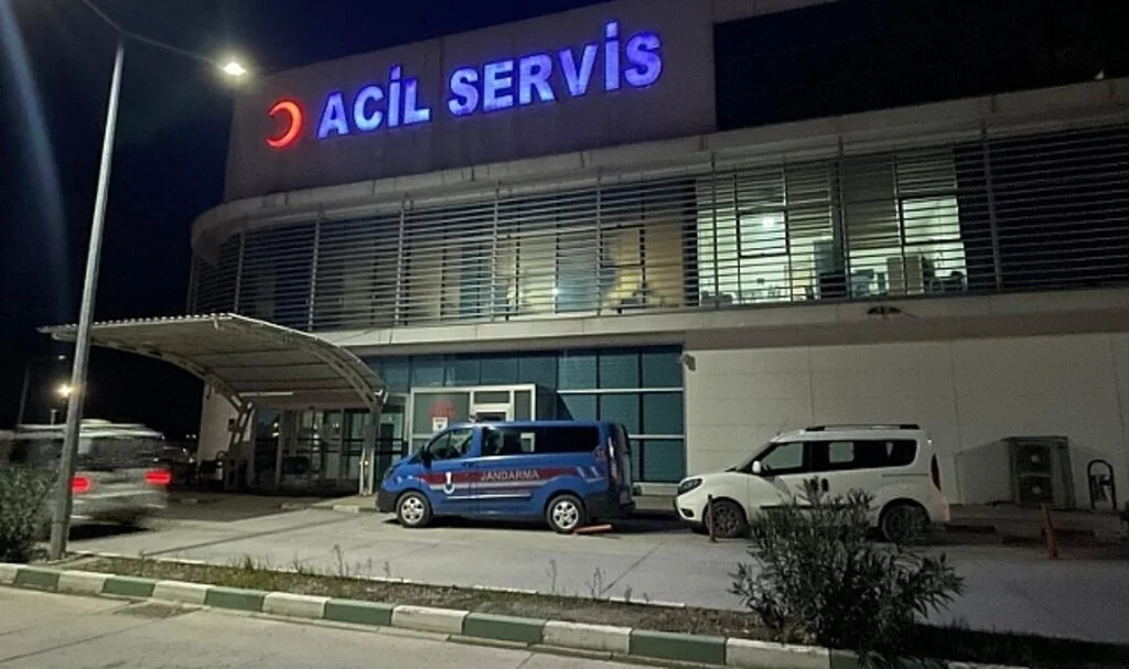 Cinnet getiren genç dehşet saçtı: Azayı öldürdü, babası ile kardeşini ağır yaraladı