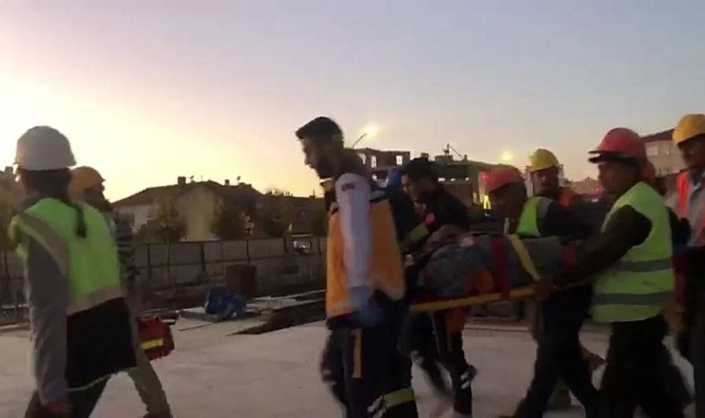  Çorum’da demir iskele çöktü: 2 yaralı