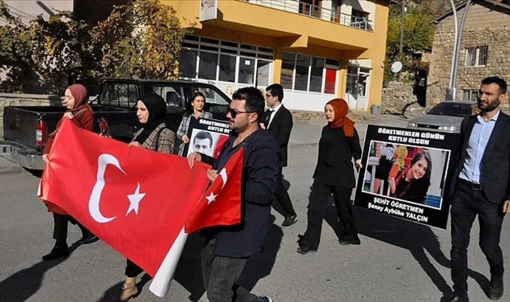 Çukurca'da Öğretmenler Şehit Meslektaşları İçin Yürüdü