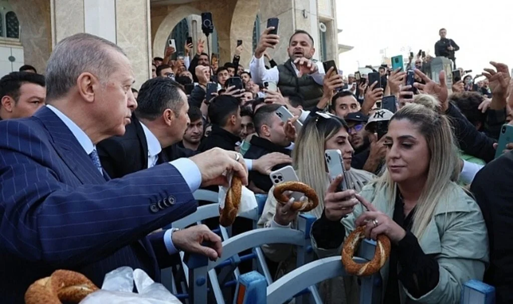 Cumhurbaşkanı Erdoğan, Taksim'de vatandaşlara simit dağıttı
