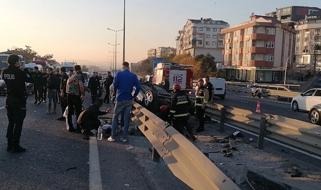 D-100’de takla atan otomobildeki 4 kişi yaralandı