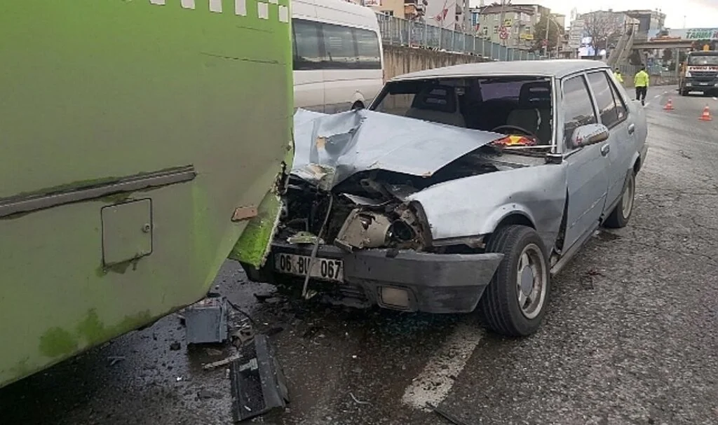D-100’de yolcu indiren halk otobüsüne otomobil çarptı: 4 yaralı