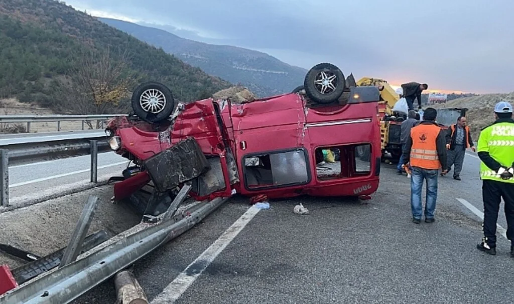 D100’de bariyerlere çarpan minibüs takla attı: 2 yaralı