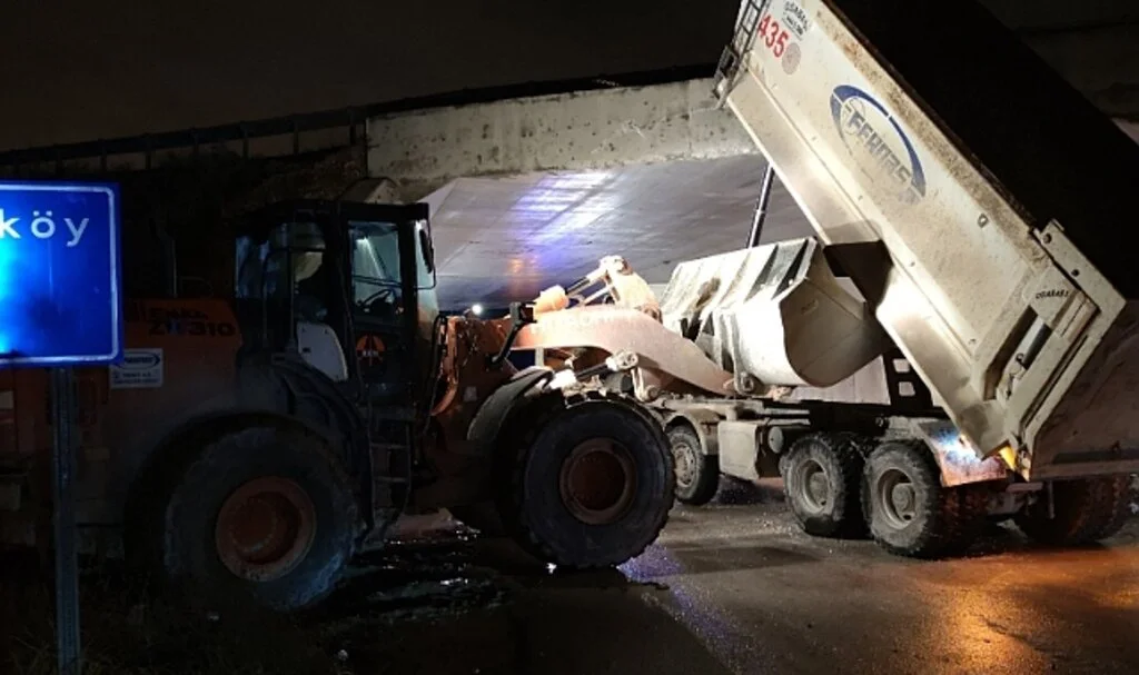 Damperi açık unutunca köprüye takılıp kaldı