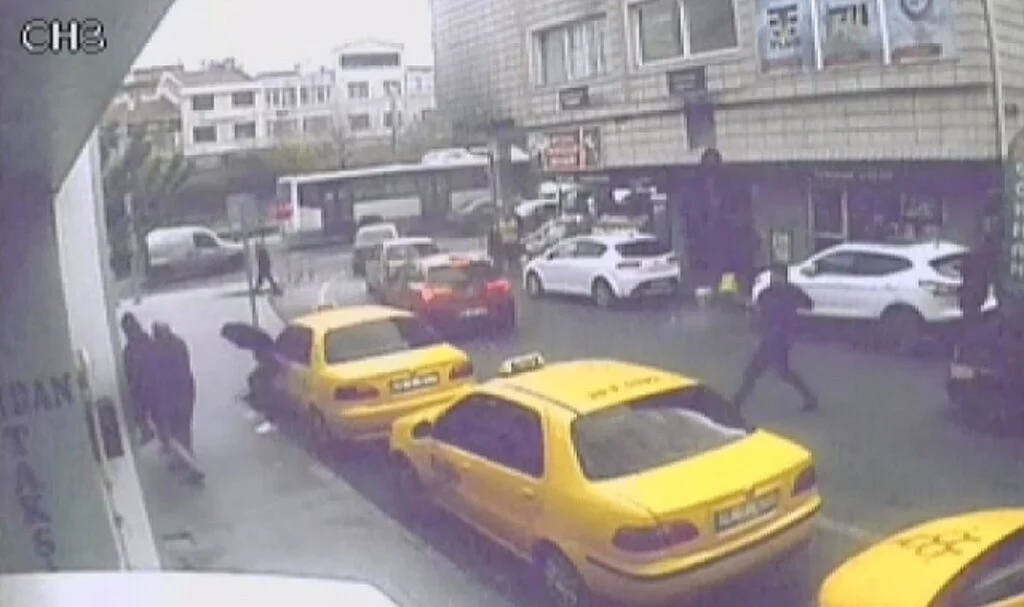 Dehşet anları kamerada: Kavgada husumetlisi yerine babası ve kardeşini böyle vurdu