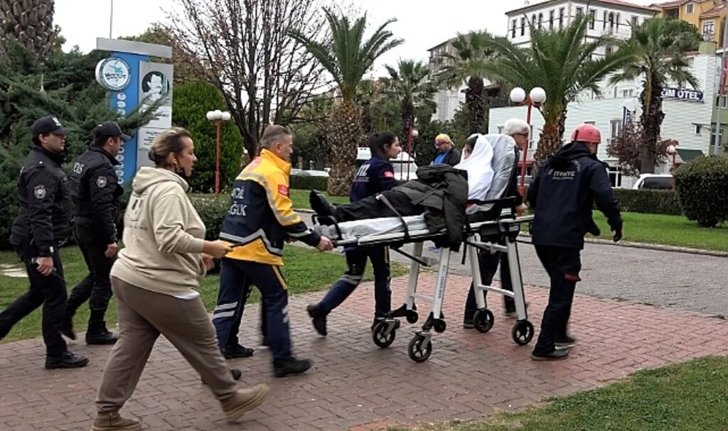 Denize atlayan kızı vatandaşlar kurtardı