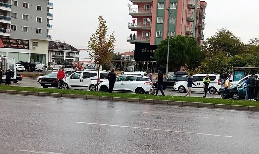 Denizli’de 8 aracın karıştığı zincirleme kazada 4 kişi yaralandı