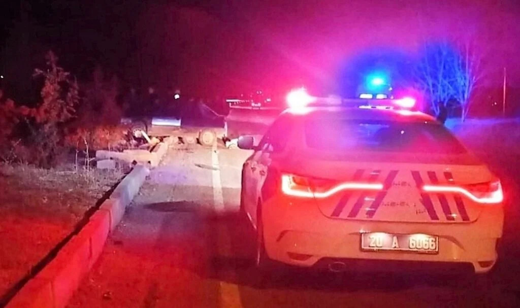 Denizli'de Orta Refüje Çıkan Otomobil Takla Attı: 1 Ölü, 1 Yaralı