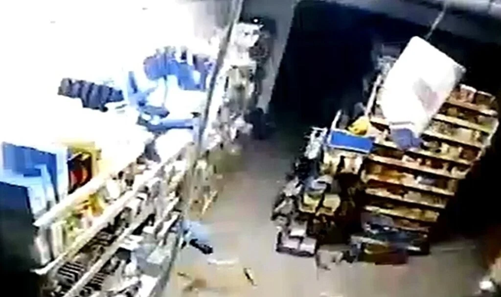 Deprem beşik gibi salladı