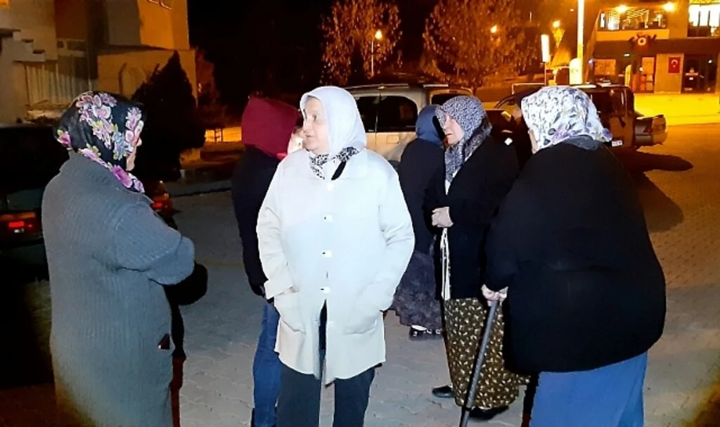 Deprem sonrası Bolu'da vatandaşlar kendilerini sokağa attı