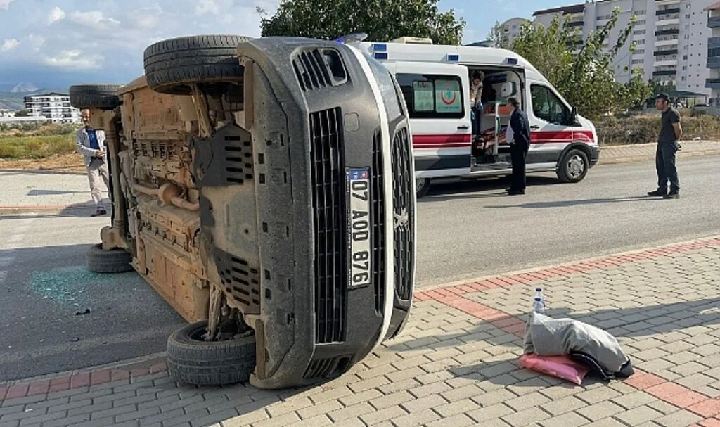 Devrilen aracın sürücüsü hafif sıyrıklarla kurtuldu