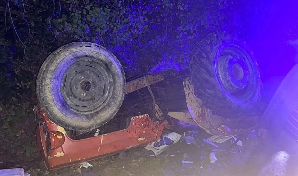 Devrilen traktörün altında kalan sürücü hayatını kaybetti