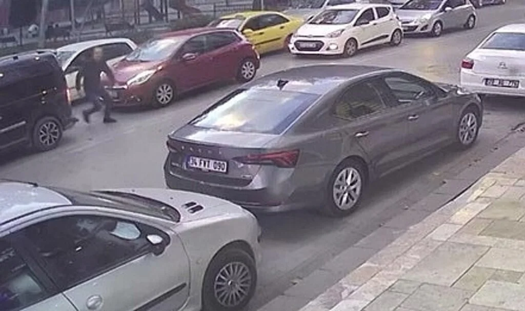 Dikkatsiz yaya az daha canından oluyordu