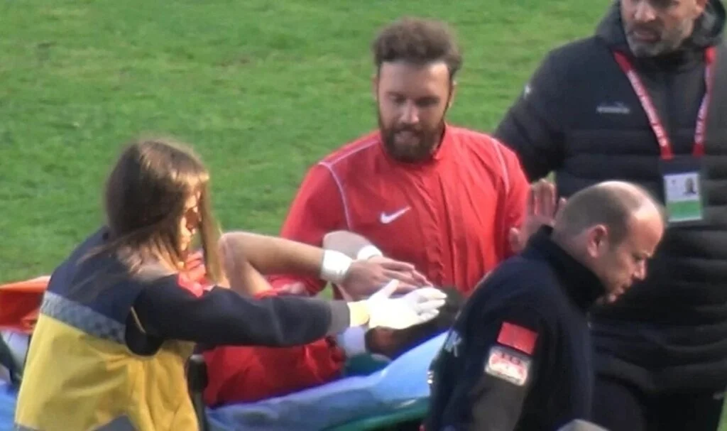 Dili boğazına kaçan futbolcuyu maçın orta hakemi kurtardı