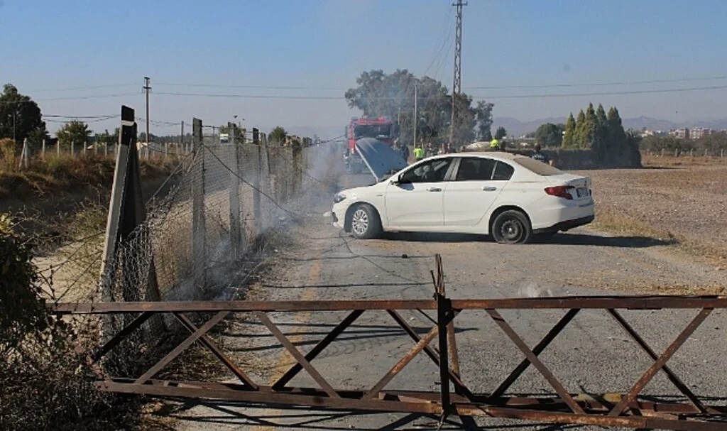 Direksiyon hakimiyeti kaybolan otomobil elektrik direğine çarptı: 1 yaralı
