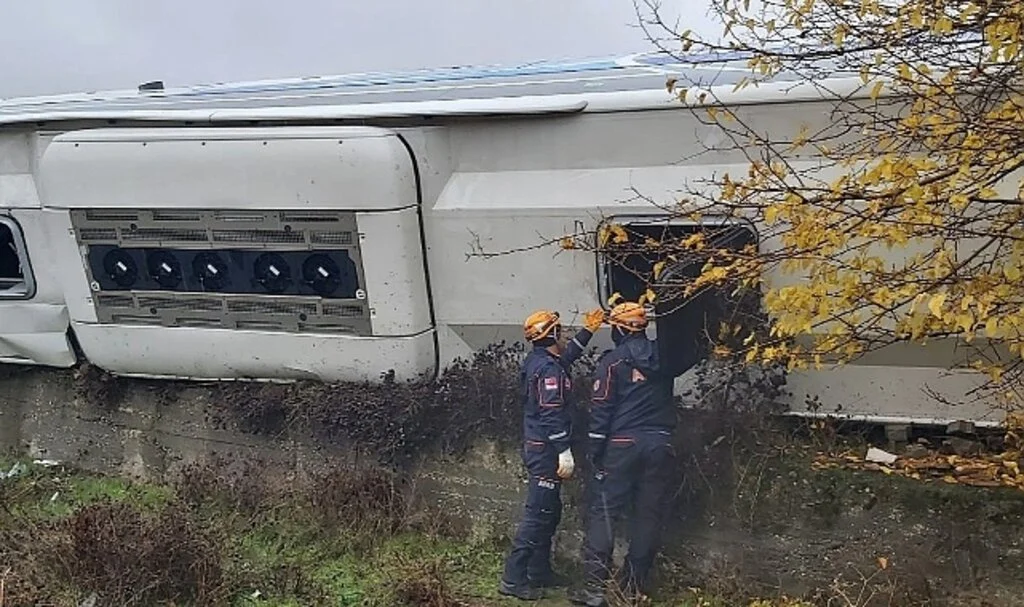 Diyarbakır’da yolcu otobüsü devrildi: 3’ü ağır 33 yaralı