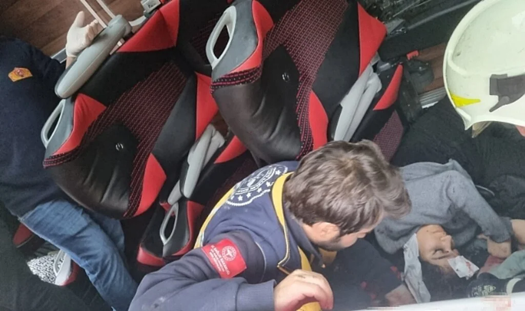 Diyarbakır’da yolcu otobüsü devrildi: Çok sayıda yaralı var