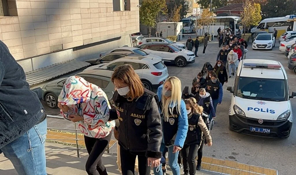 Dolandırıcılar Cezaevinde 