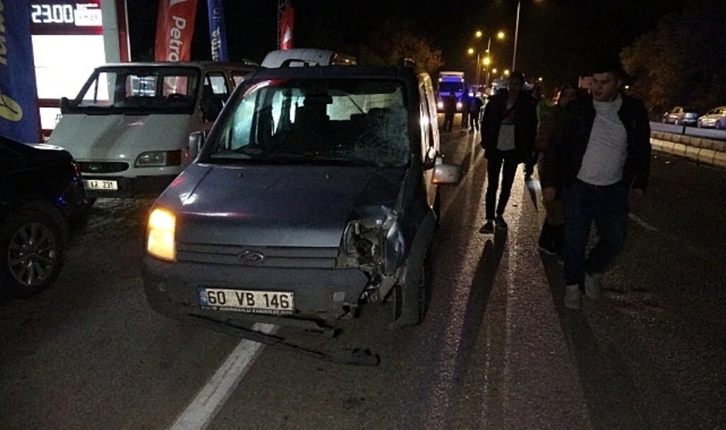 Düğünden Çıkanlara Ticari Araç Çarptı 1 Ölü 1 Yaralı