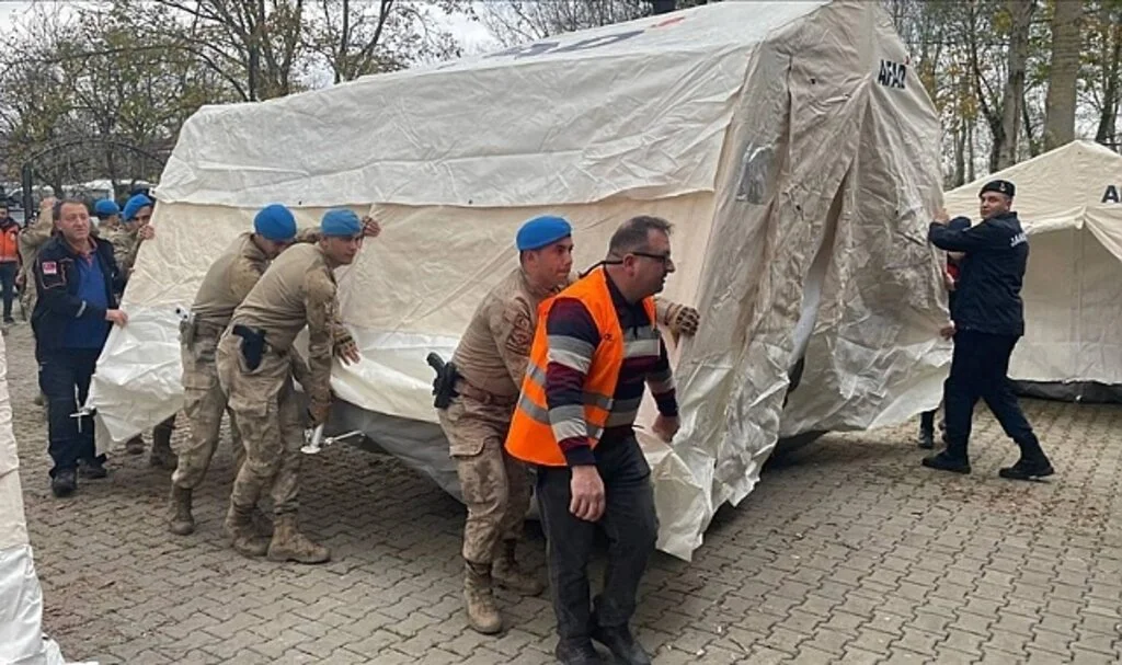 Düzce'de AFAD Görevlileri Jandarma Komandoların Yardımıyla Deprem Çadırı Kurdu