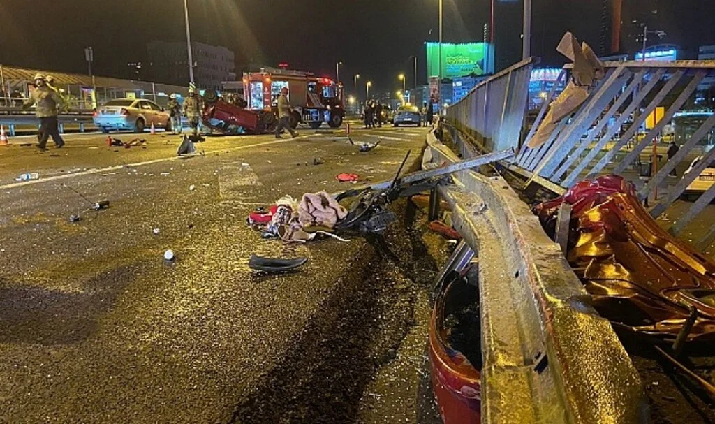 E-5 Kara Yolu’nda bariyere çarpan otomobil takla attı: 1 ağır yaralı